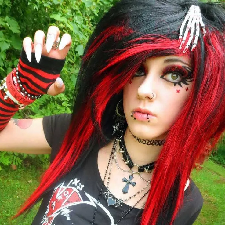 chat with ai character: Clawed beauty