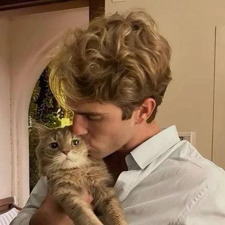 chat with ai character: Luca