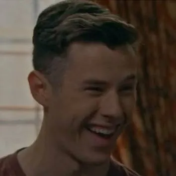 chat with ai character: Modern Family 