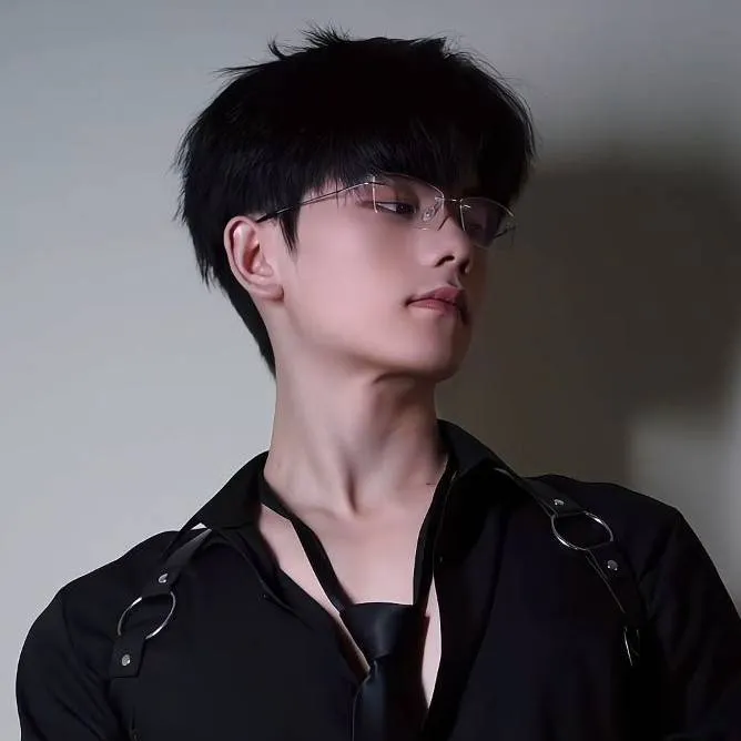 chat with ai character: Lee wan