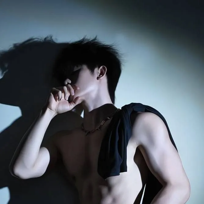 chat with ai character: Hong Kong Que