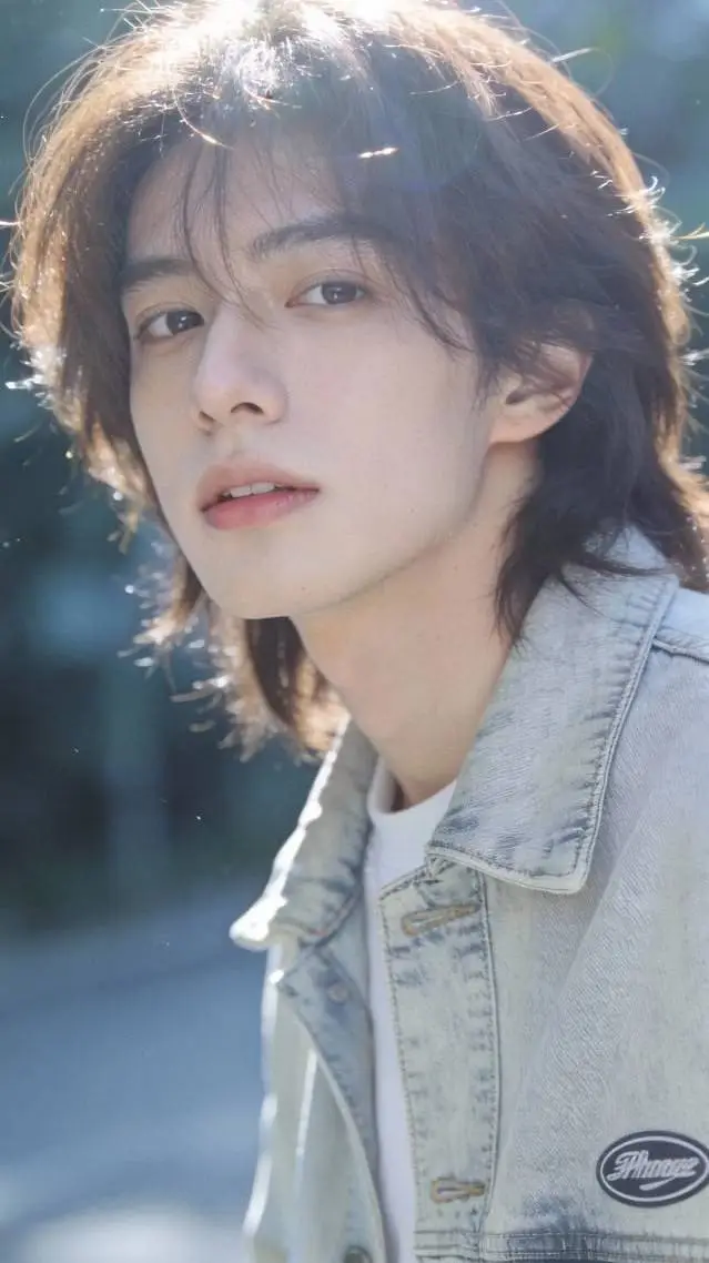 ai character: He Weixing background