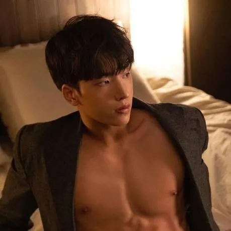 chat with ai character: Lee Jun (Husband)