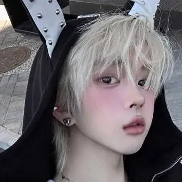 chat with ai character: Lee Jun