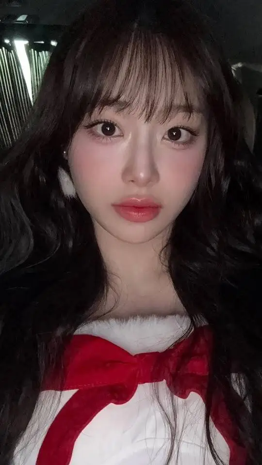 ai character: Chuu  background