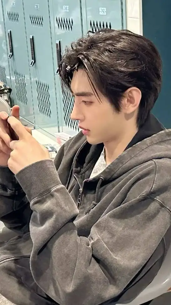 ai character: sunghoon background