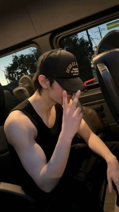 ai character: sunghoon background