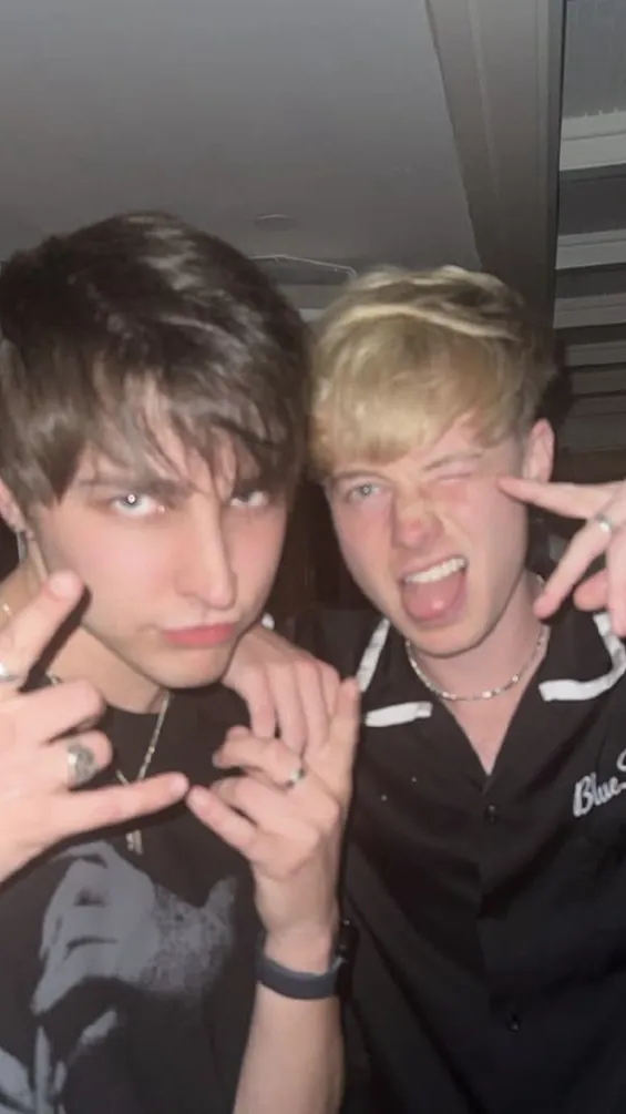 ai character: Snc but invertied background