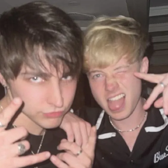 chat with ai character: Snc but invertied