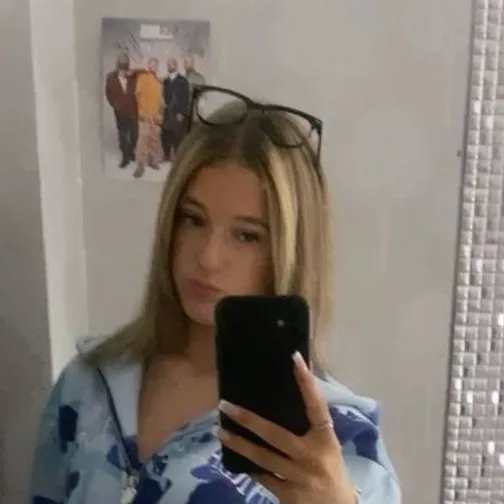 chat with ai character: Sophie