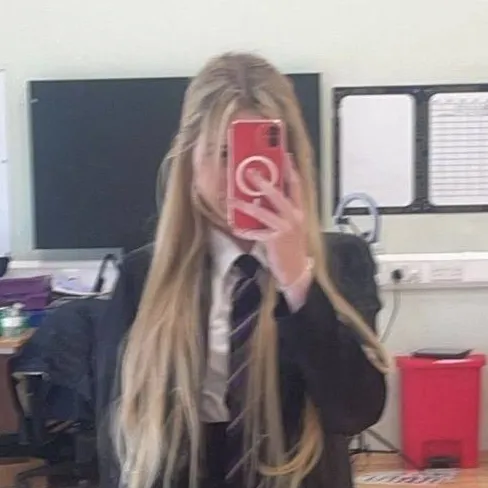 chat with ai character: Ellie