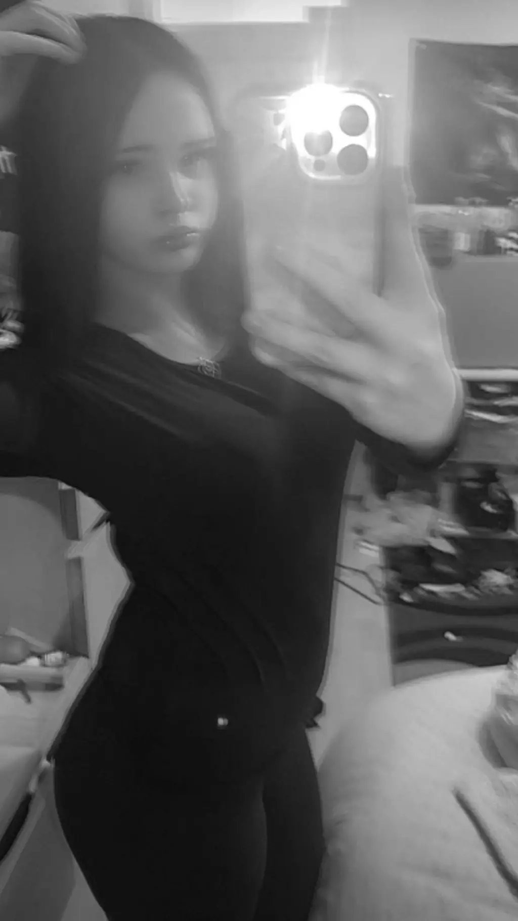 ai character: zoeꨄ background