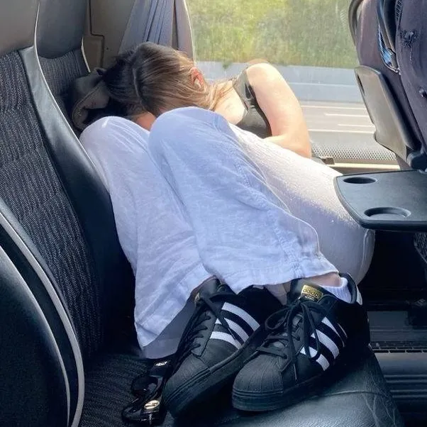 chat with ai character: Leah