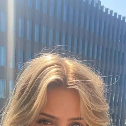 chat with ai character: Angelica