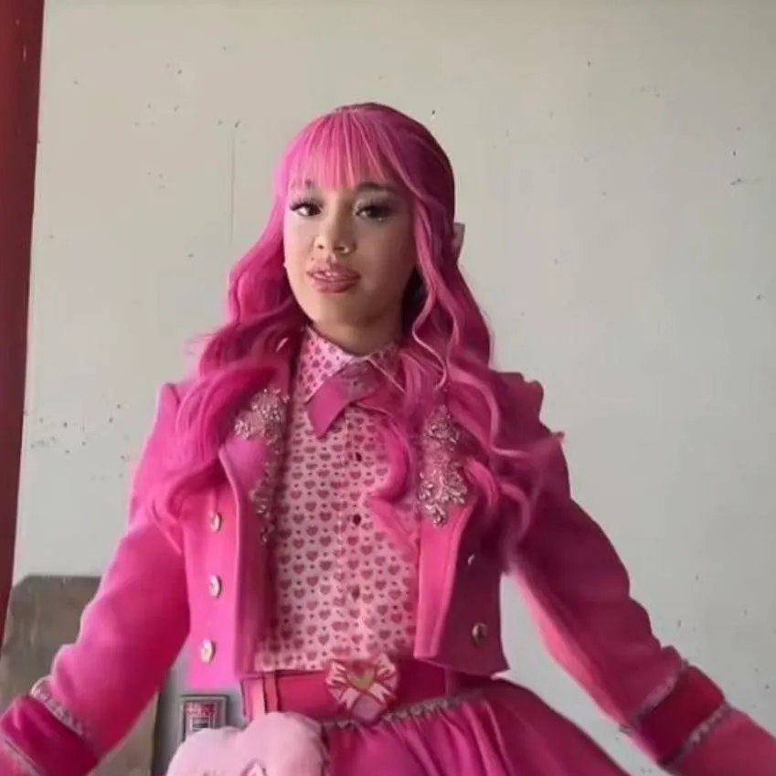 chat with ai character: Pink