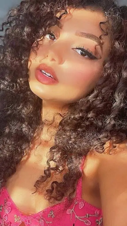 ai character: Sophia Jones background