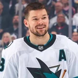 chat with ai character: Corey