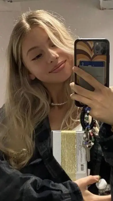 ai character: Annabelle (WLW) background