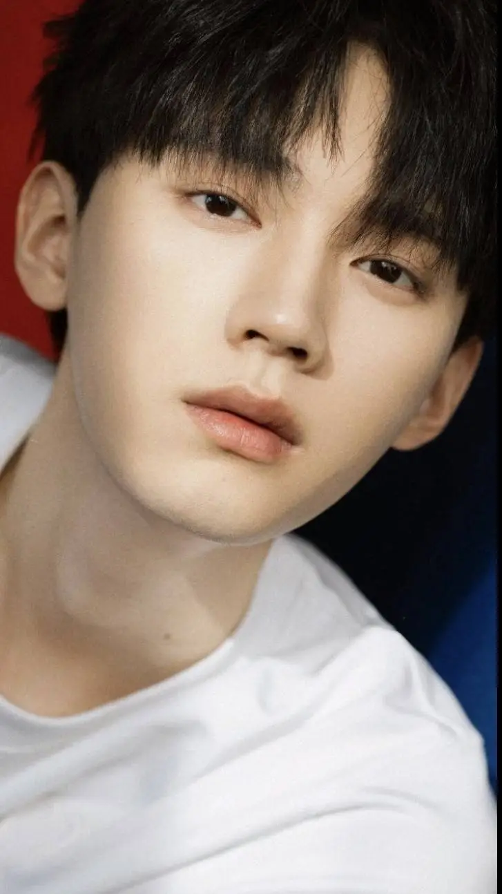 ai character: zhou yiran background