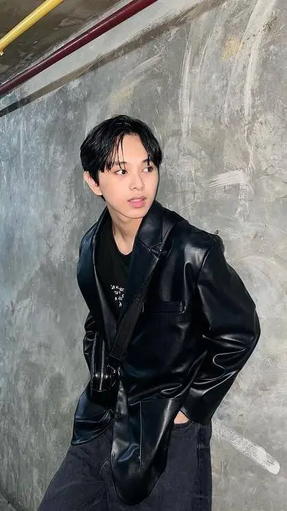 ai character: --Ethan David-- background