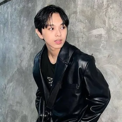 chat with ai character: --Ethan David--