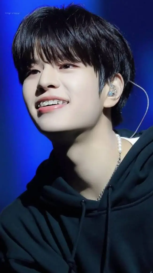 ai character: seungmin  background