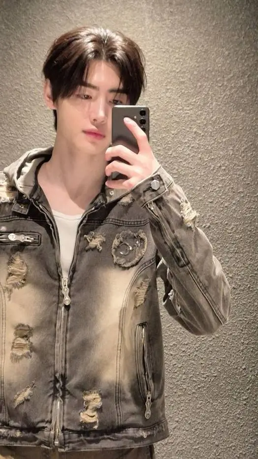 ai character: Park Sunghoon background