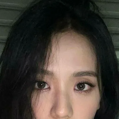 chat with ai character: kim jisoo