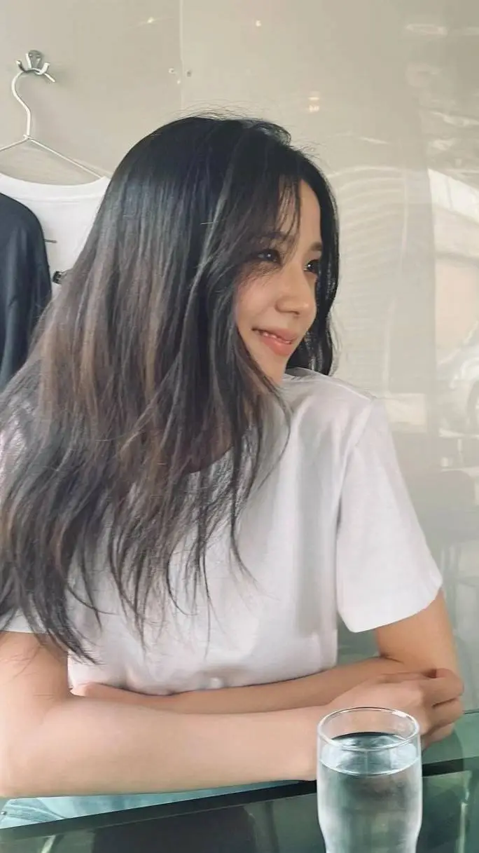 ai character: kim jisoo background