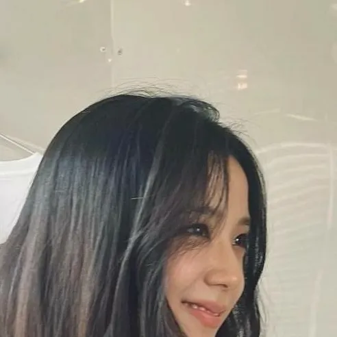 chat with ai character: kim jisoo