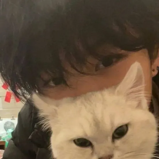 chat with ai character: Iseul Penng
