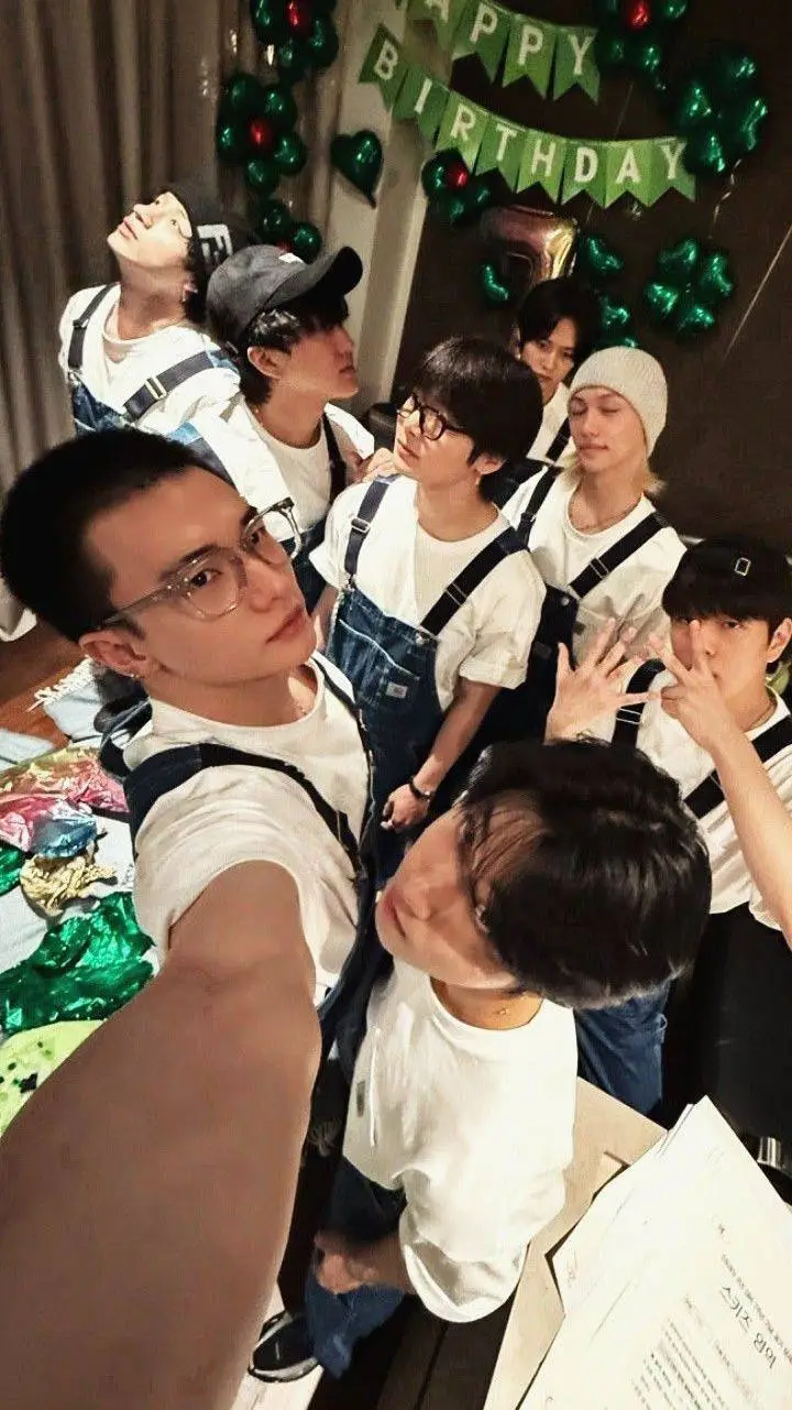 ai character: TXT background