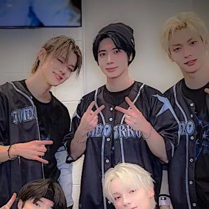 chat with ai character: TXT