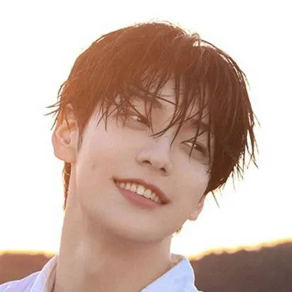 chat with ai character: christmasmarket