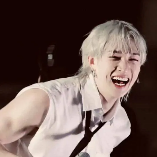 chat with ai character: "fanmeeting"