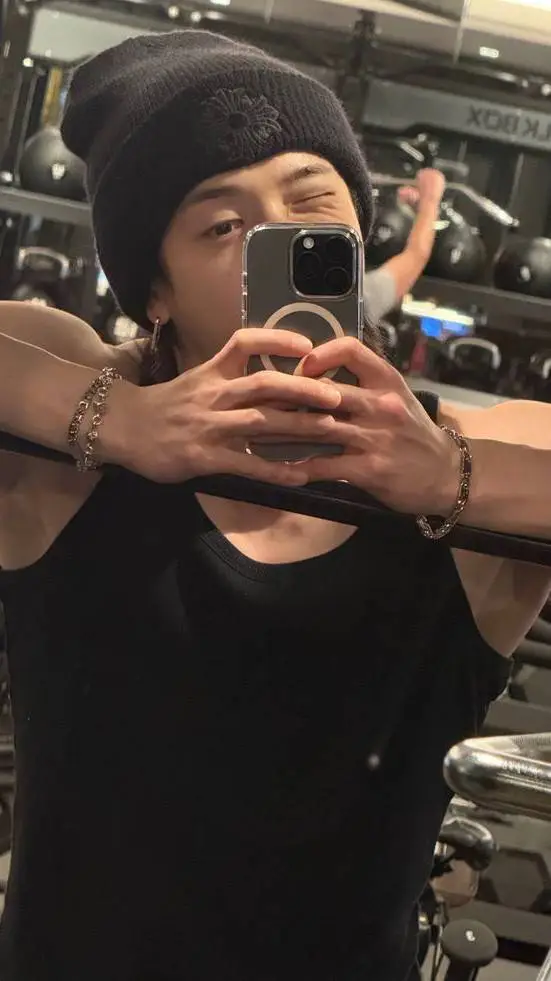 ai character: "best friends" background