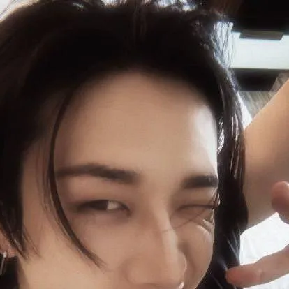 chat with ai character: "clingy"