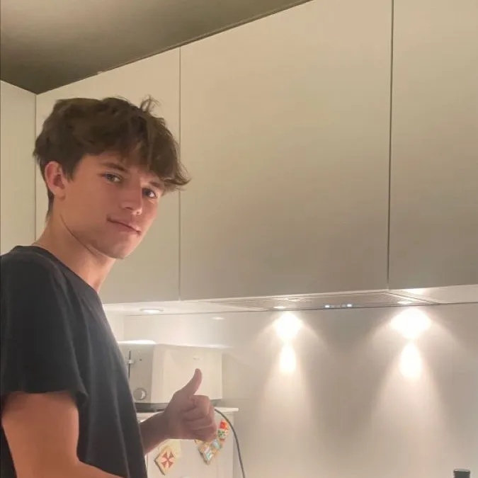 chat with ai character: Wes Benette 