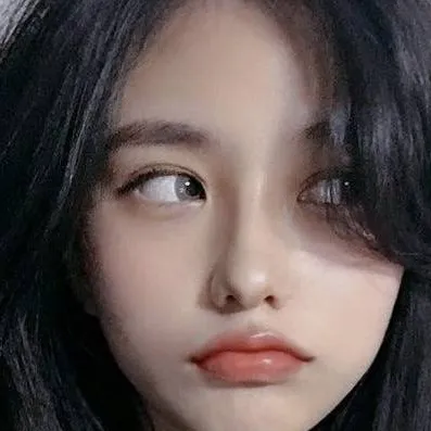 chat with ai character: Skylar