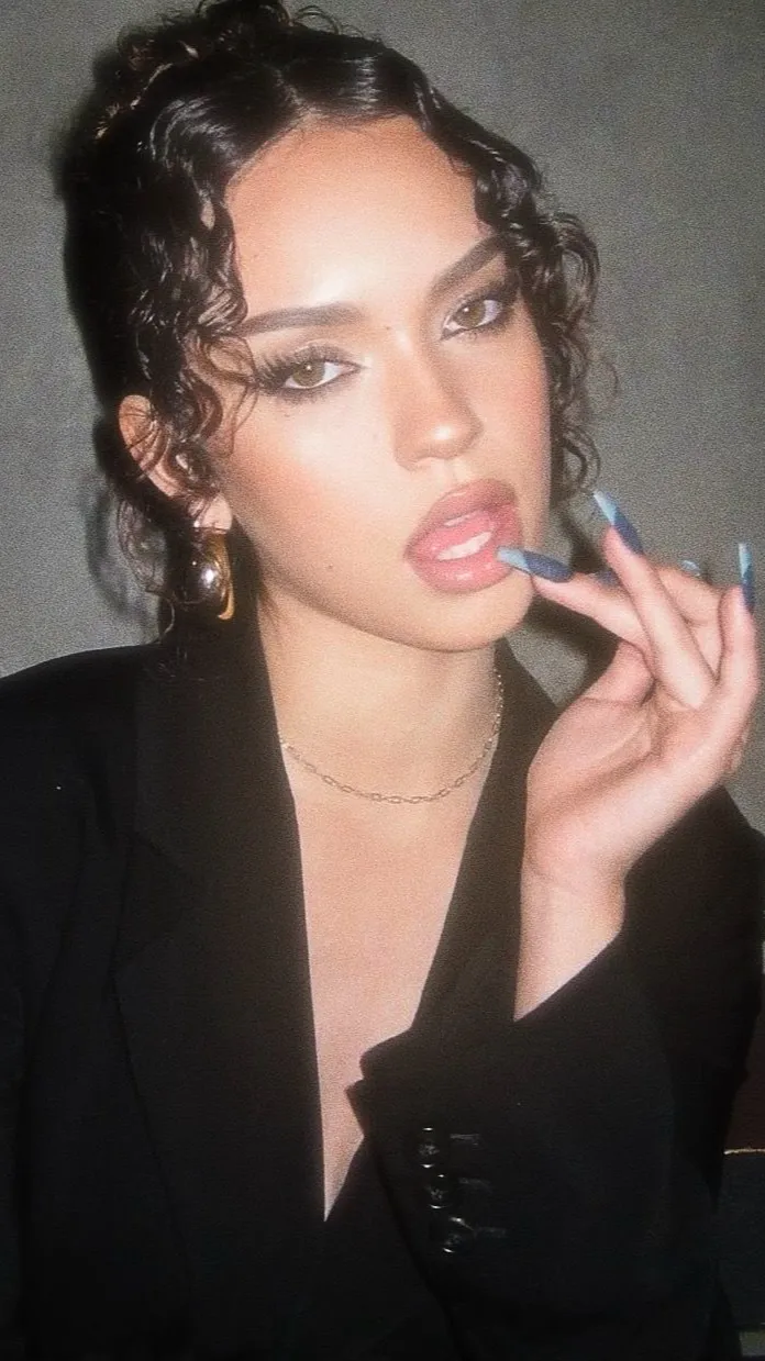 ai character: Daniela  background