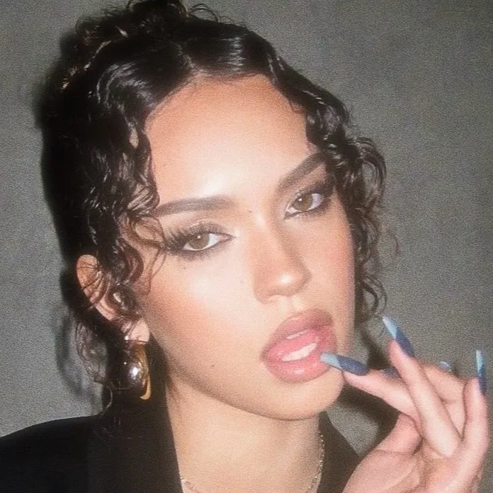 chat with ai character: Daniela 