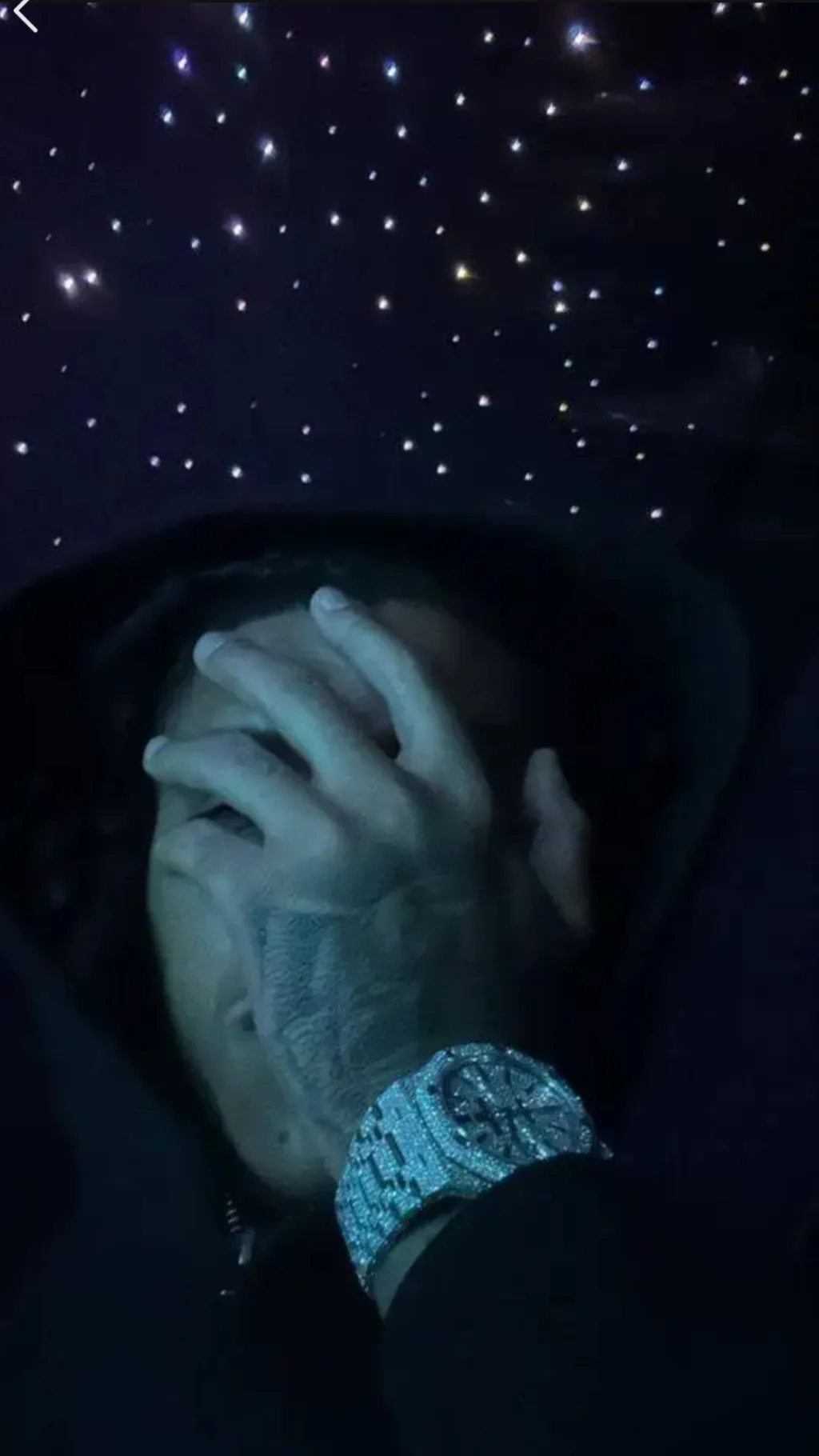 ai character: Kavier🎤 background