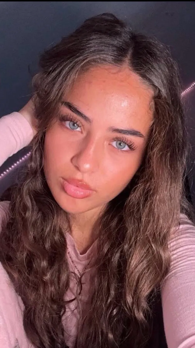 ai character: Lara background