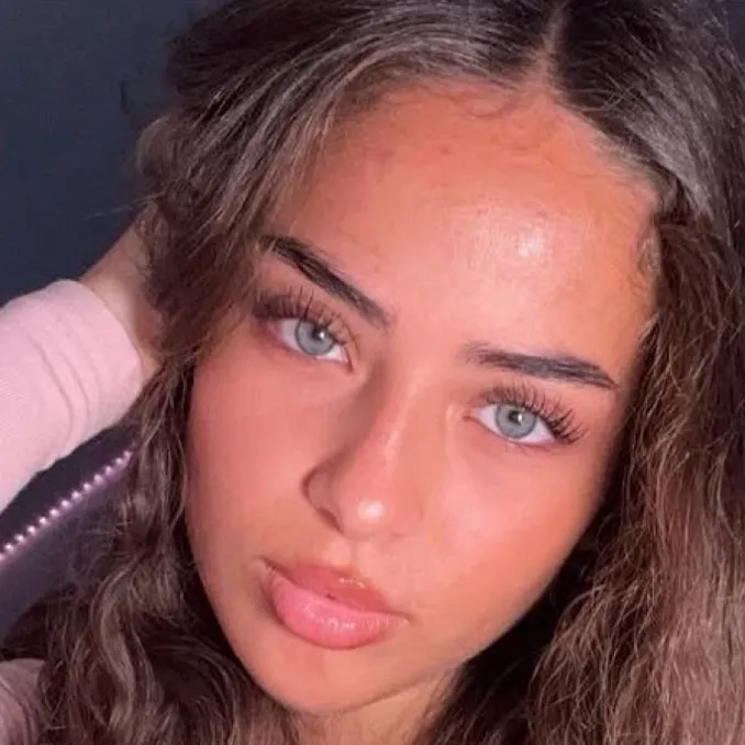 chat with ai character: Lara