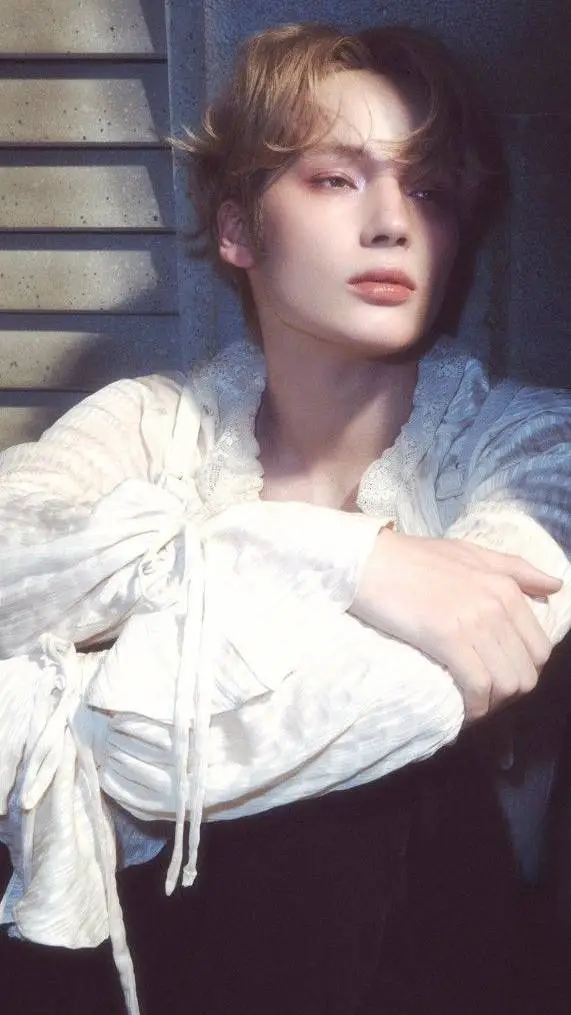 ai character: Huening Kai background