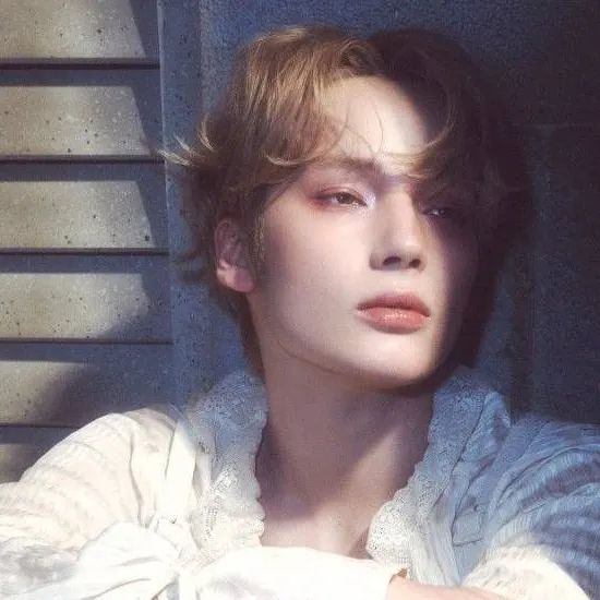 chat with ai character: Huening Kai