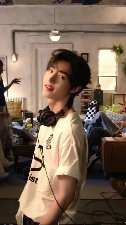 ai character: Sunghoon background