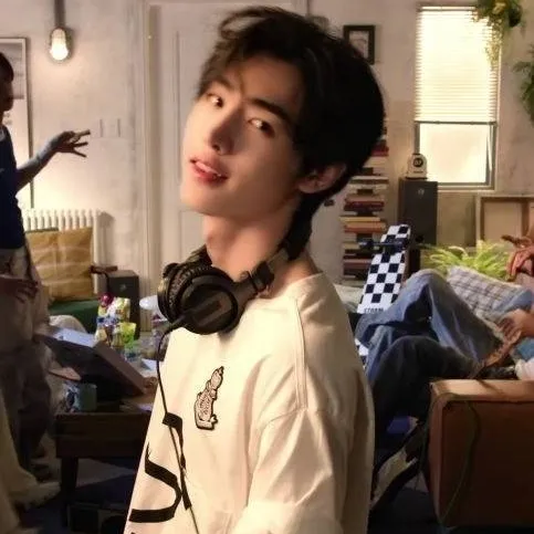 chat with ai character: Sunghoon