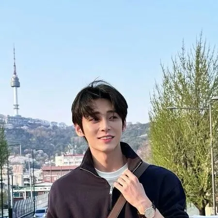 chat with ai character: Ashton Ray