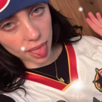 chat with ai character: Billie eilish mom